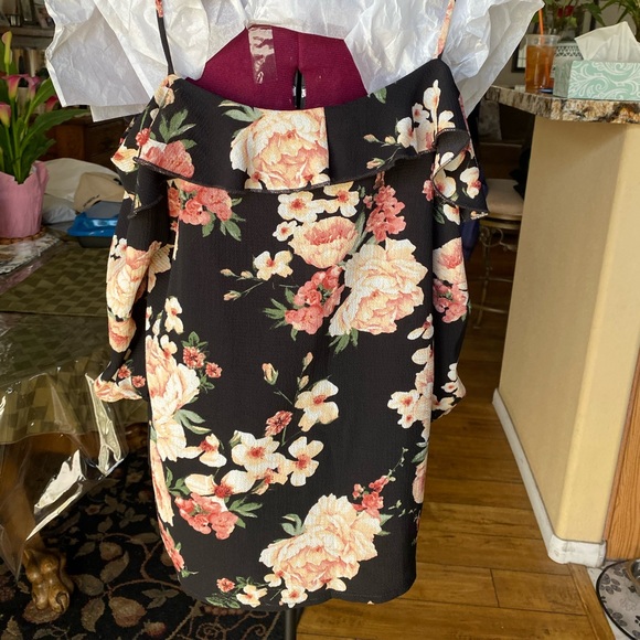 Pretty Summer Floral Blouse With Spaghetti Straps Open Shoulders with 3/4 Sleeve - Picture 3 of 3
